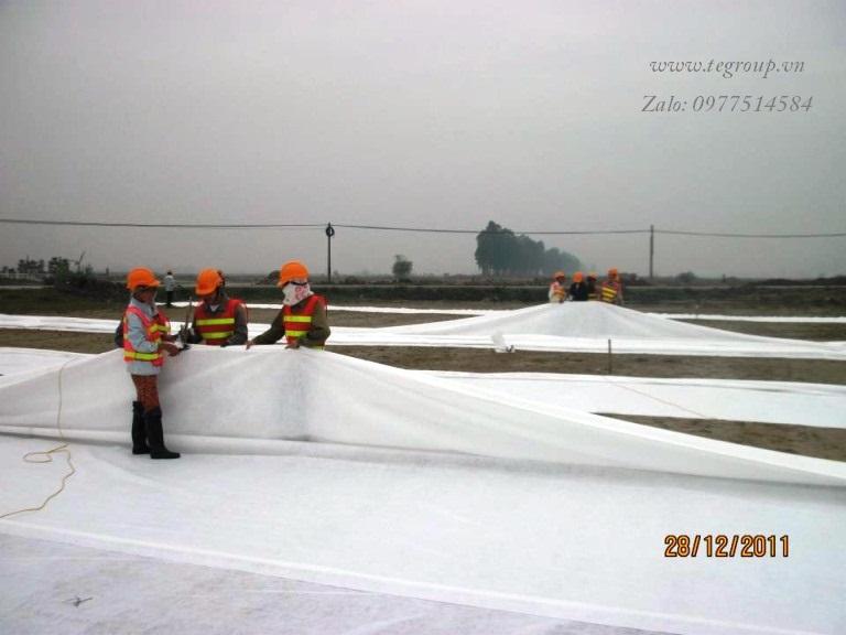 Vải địa kỹ thuật PP25 được sử dụng làm lớp phân cách giúp tăng cường khả năng chịu tải cho nền đường.